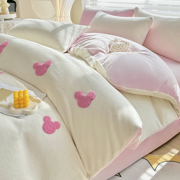 91家纺网 家纺一手货源 找家纺 满羽家纺 2024爆款冬季加厚毛巾绣牛奶绒四件套可爱熊-奶白粉