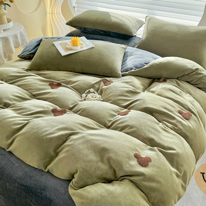 91家纺网 家纺一手货源 找家纺 满羽家纺 2024爆款冬季加厚毛巾绣牛奶绒四件套可爱熊-绿雅灰