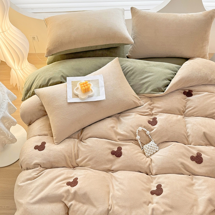 91家纺网 家纺一手货源 找家纺 满羽家纺 2024爆款冬季加厚毛巾绣牛奶绒四件套可爱熊-奶咖绿