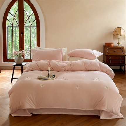 初拾 2024新款230g牛奶绒法式高级四件套-缪斯女神 缪斯女神-奶油粉