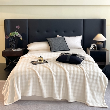 91家纺网 家纺一手货源 找家纺 一帆毯业 免费压缩抽空 300克 仿兔毛泡泡绒高克重法莱绒牛奶绒珊瑚绒兔兔卷边毛毯（外贸跨境供货） 奶白