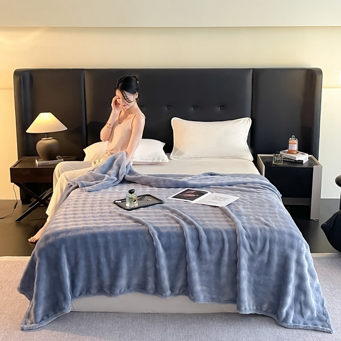 91家纺网 家纺一手货源 找家纺 一帆毯业 免费压缩抽空 300克 仿兔毛泡泡绒高克重法莱绒牛奶绒珊瑚绒兔兔卷边毛毯（外贸跨境供货） 浅灰