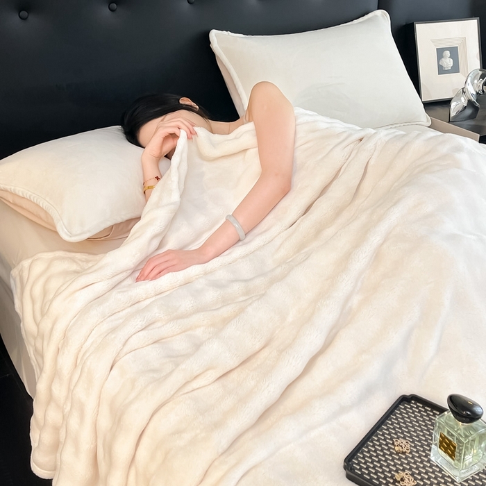 91家纺网 家纺一手货源 找家纺 一帆毯业 免费压缩抽空 300克 仿兔毛泡泡绒高克重法莱绒牛奶绒珊瑚绒兔兔卷边毛毯（外贸跨境供货） 奶白