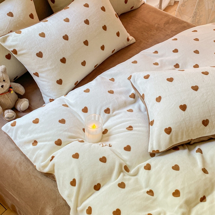 91家纺网 家纺一手货源 找家纺 斯卡诺家纺 2025新款小清新双面牛奶绒印花四件套 爱心咖