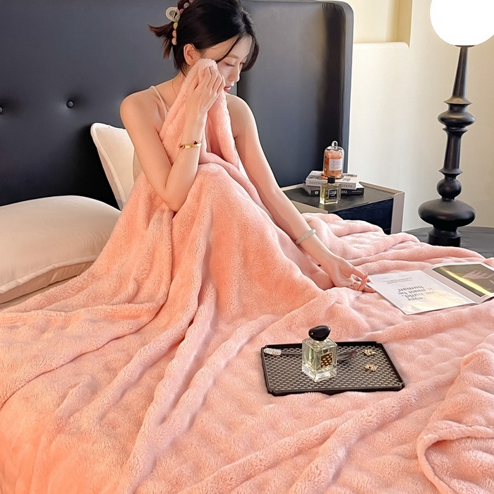 91家纺网 家纺一手货源 找家纺 一帆毯业 免费压缩抽空 300克 仿兔毛泡泡绒高克重法莱绒牛奶绒珊瑚绒兔兔卷边毛毯（外贸跨境供货） 粉玉