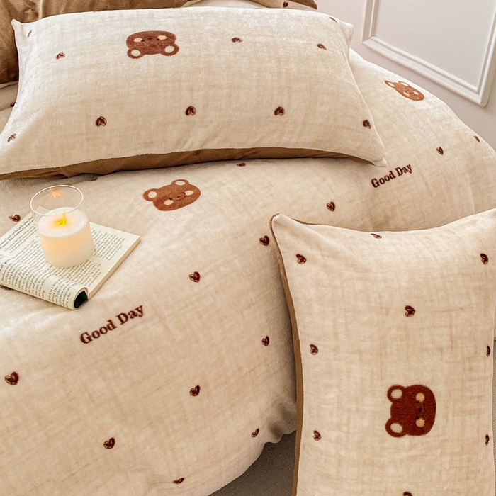 91家纺网 家纺一手货源 找家纺 斯卡诺家纺 2025新款小清新双面牛奶绒印花四件套 波点小熊