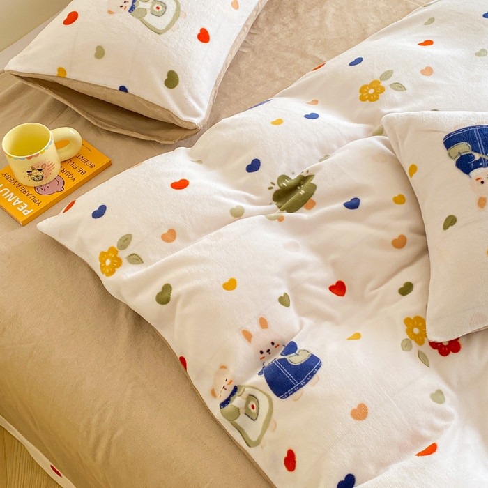 91家纺网 家纺一手货源 找家纺 斯卡诺家纺2025新款小清新双面牛奶绒印花四件套 熊兔家园