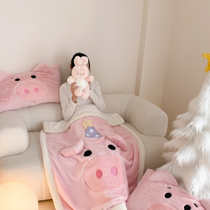 91家纺网 家纺一手货源 找家纺 黛舒家居 2024新款三利欧贴布绣花毛毯粉猪