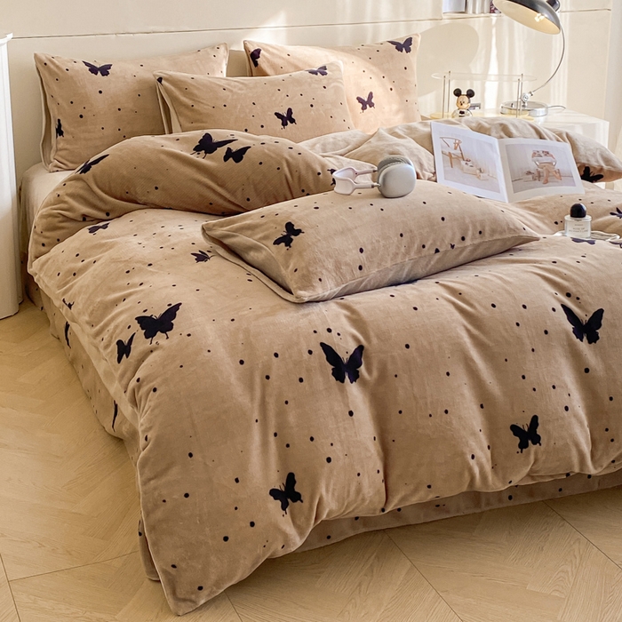 91家纺网 家纺一手货源 找家纺 斯卡诺家纺 2025新款小清新双面牛奶绒印花四件套 黑蝴蝶