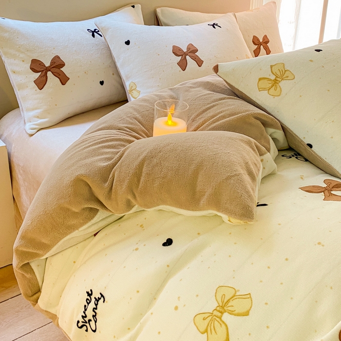 91家纺网 家纺一手货源 找家纺 斯卡诺家纺 2025新款小清新双面牛奶绒印花四件套 蝴蝶结咖