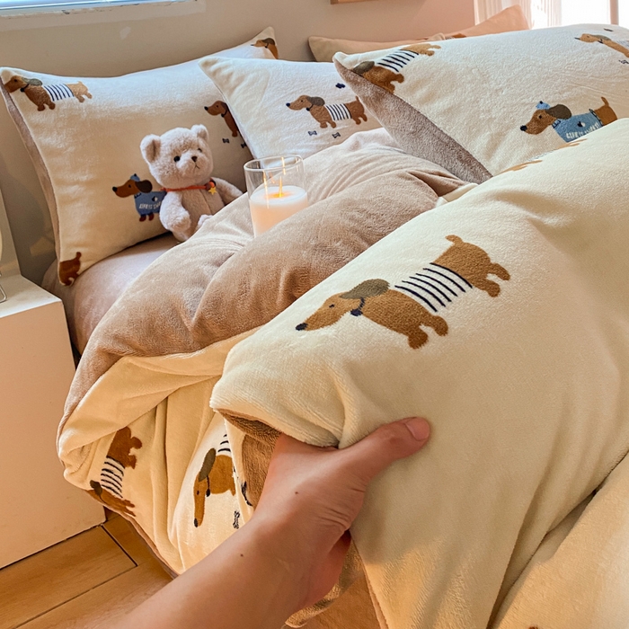 91家纺网 家纺一手货源 找家纺 利禾家纺 2024新款小清新双面牛奶绒印花四件套 快乐小狗