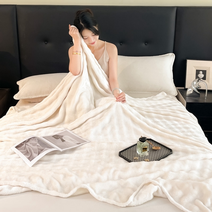 91家纺网 家纺一手货源 找家纺 一帆毯业 免费压缩抽空 300克 仿兔毛泡泡绒高克重法莱绒牛奶绒珊瑚绒兔兔卷边毛毯（外贸跨境供货） 奶白