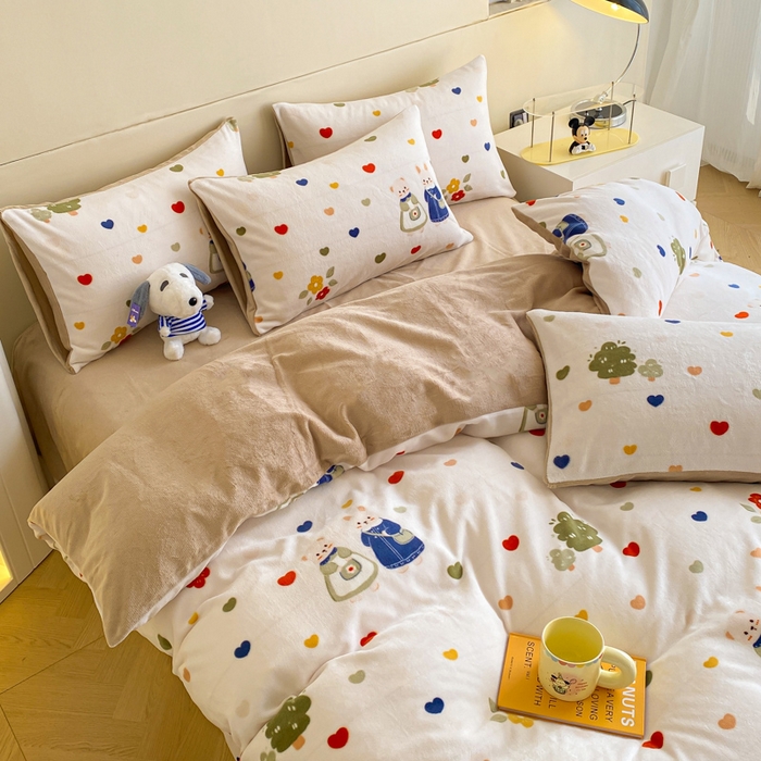 91家纺网 家纺一手货源 找家纺 斯卡诺家纺2025新款小清新双面牛奶绒印花四件套 熊兔家园