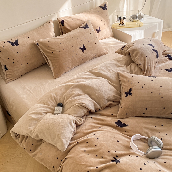 91家纺网 家纺一手货源 找家纺 斯卡诺家纺 2025新款小清新双面牛奶绒印花四件套 黑蝴蝶