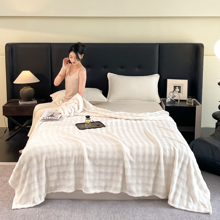 91家纺网 家纺一手货源 找家纺 （总）一帆毯业 免费压缩抽空 300克 仿兔毛泡泡绒高克重法莱绒牛奶绒珊瑚绒兔兔卷边毛毯（外贸跨境供货）