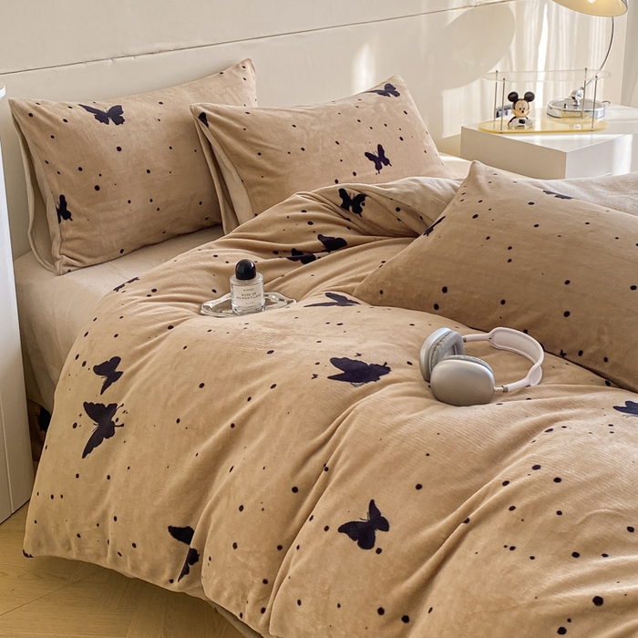 91家纺网 家纺一手货源 找家纺 斯卡诺家纺 2025新款小清新双面牛奶绒印花四件套 黑蝴蝶