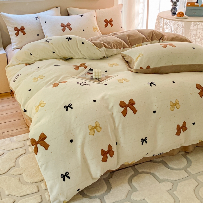 91家纺网 家纺一手货源 找家纺 斯卡诺家纺 2025新款小清新双面牛奶绒印花四件套 蝴蝶结咖