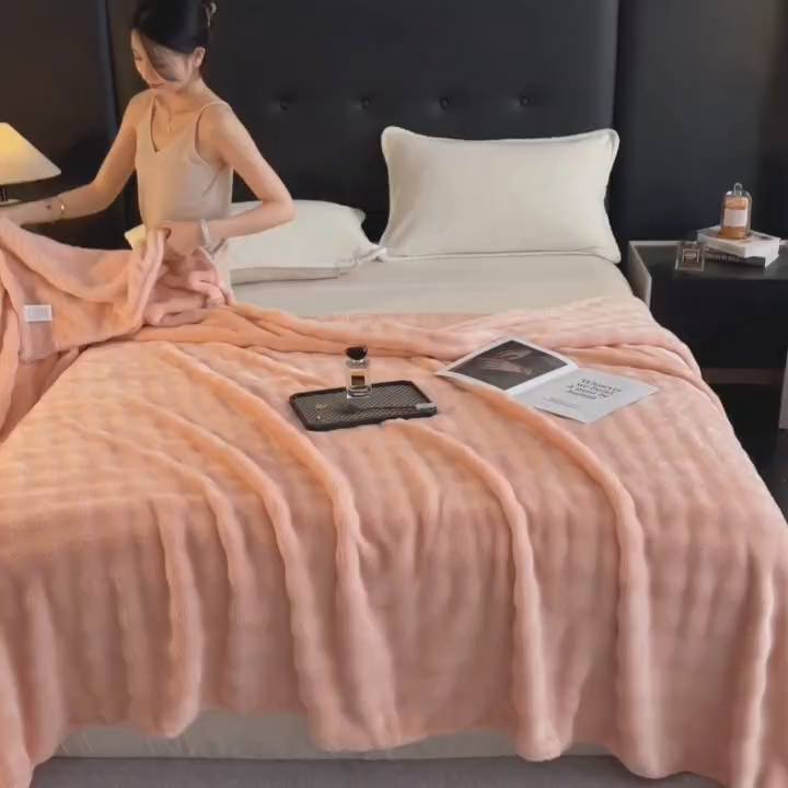 91家纺网 家纺一手货源 找家纺 一帆毯业 免费压缩抽空 300克 仿兔毛泡泡绒高克重法莱绒牛奶绒珊瑚绒兔兔卷边毛毯（外贸跨境供货） 粉玉