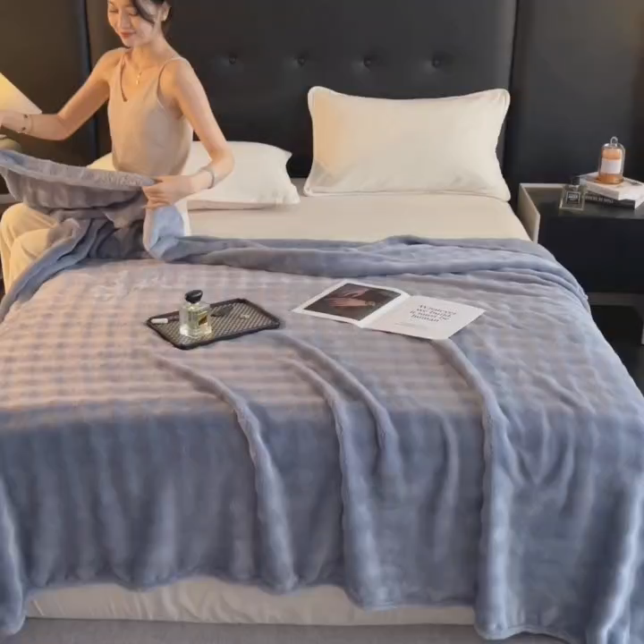 91家纺网 家纺一手货源 找家纺 一帆毯业 免费压缩抽空 300克 仿兔毛泡泡绒高克重法莱绒牛奶绒珊瑚绒兔兔卷边毛毯（外贸跨境供货） 浅灰