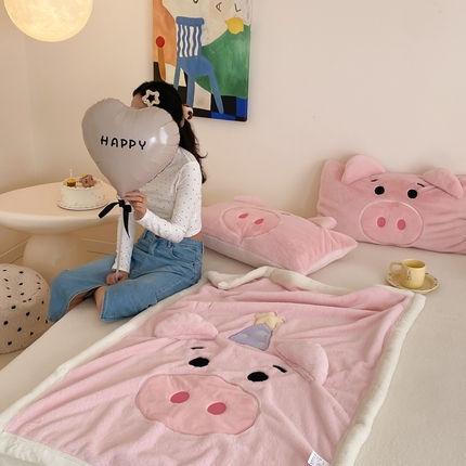 91家纺网 家纺一手货源 找家纺 黛舒家居 2024新款三利欧贴布绣花毛毯粉猪