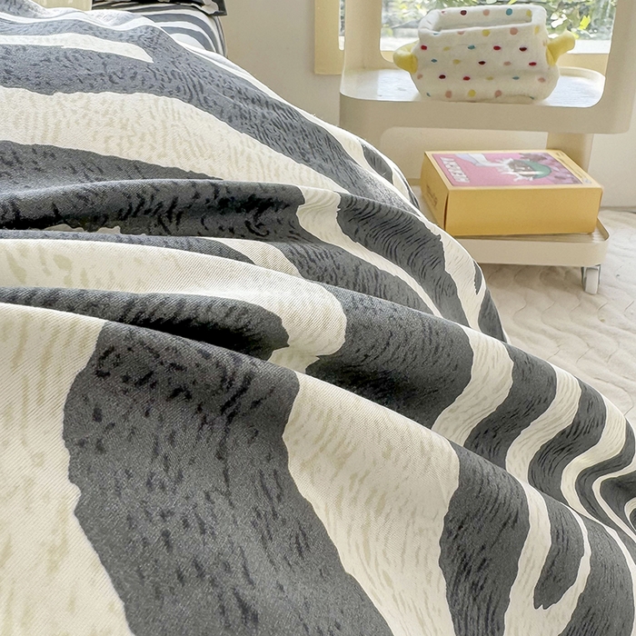 91家纺网 家纺一手货源 找家纺 梵巢家纺 芦荟棉三四件套，床单，被套，枕套化纤四件套斑马纹