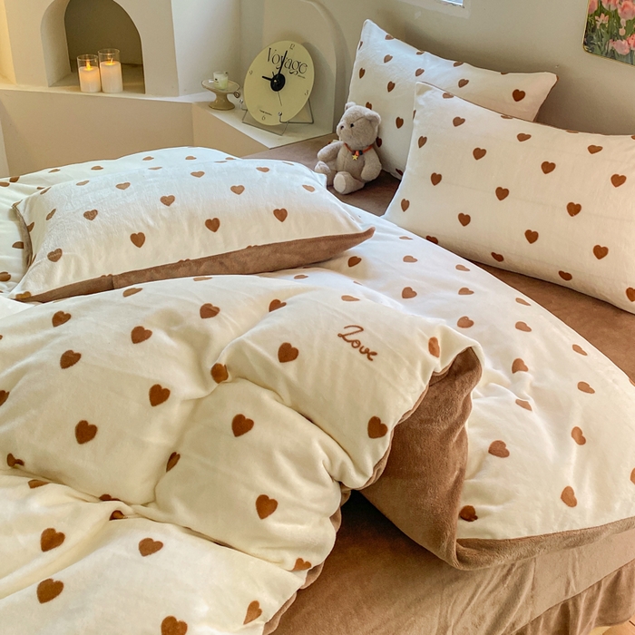 91家纺网 家纺一手货源 找家纺 斯卡诺家纺 2025新款小清新双面牛奶绒印花四件套 爱心咖