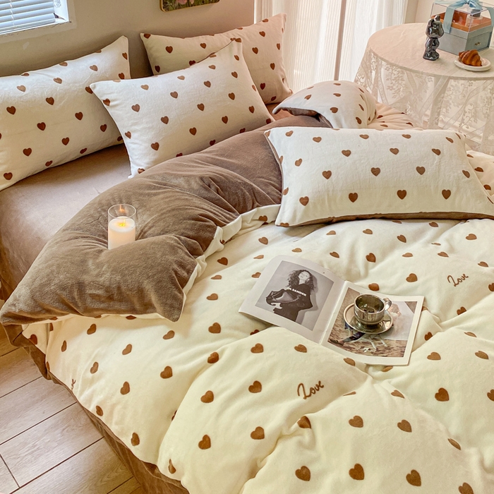 91家纺网 家纺一手货源 找家纺 斯卡诺家纺 2025新款小清新双面牛奶绒印花四件套 爱心咖