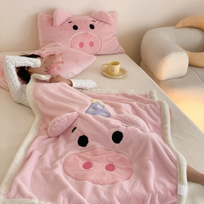 91家纺网 家纺一手货源 找家纺 黛舒家居 2024新款三利欧贴布绣花毛毯粉猪