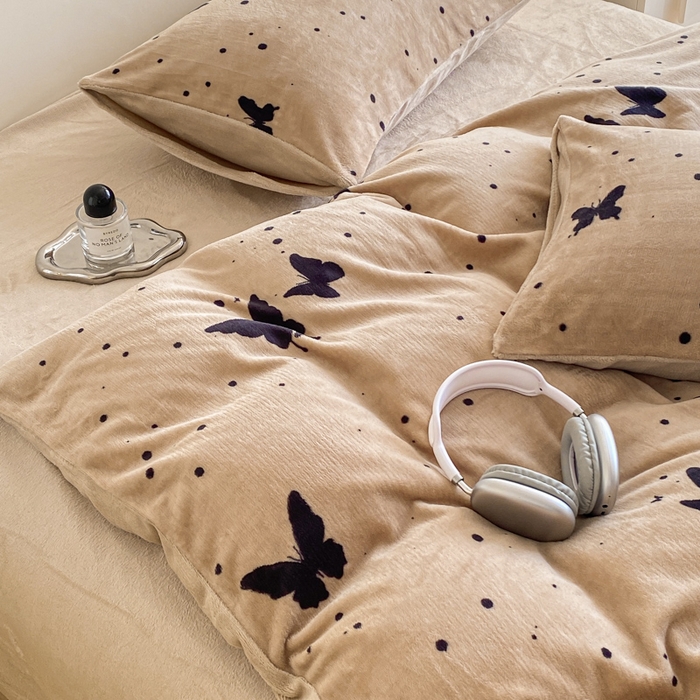 91家纺网 家纺一手货源 找家纺 斯卡诺家纺 2025新款小清新双面牛奶绒印花四件套 黑蝴蝶