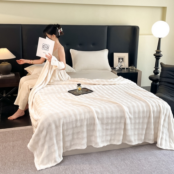 91家纺网 家纺一手货源 找家纺 （总）一帆毯业 免费压缩抽空 300克 仿兔毛泡泡绒高克重法莱绒牛奶绒珊瑚绒兔兔卷边毛毯（外贸跨境供货）