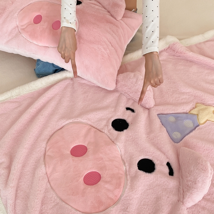 91家纺网 家纺一手货源 找家纺 黛舒家居 2024新款三利欧贴布绣花毛毯粉猪