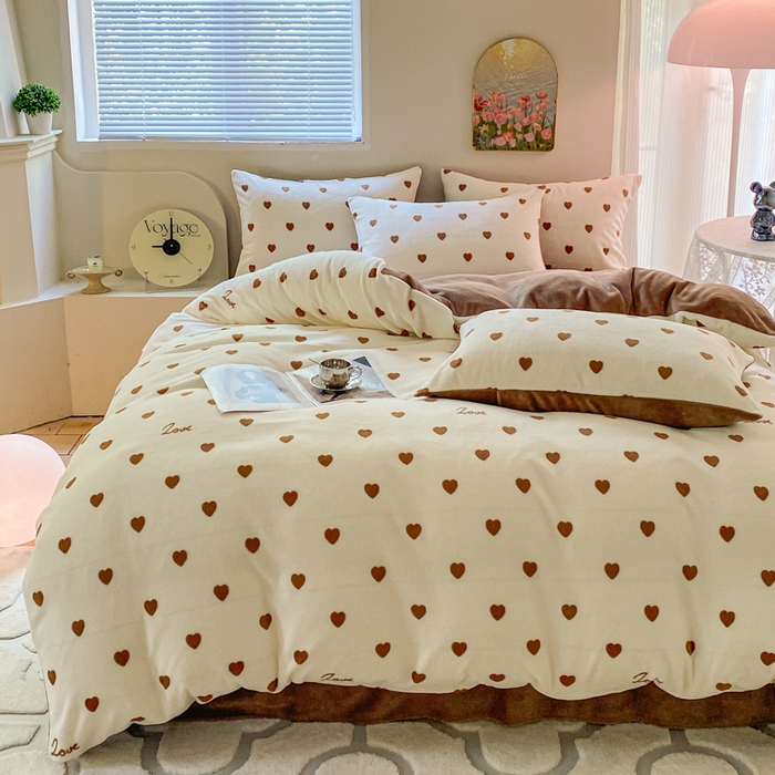 91家纺网 家纺一手货源 找家纺 斯卡诺家纺 2025新款小清新双面牛奶绒印花四件套 爱心咖