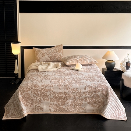 91家纺网 家纺一手货源 找家纺 宜代光年 2024新款雕花牛奶绒床盖床褥 繁花床盖-咖