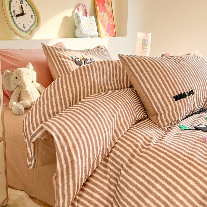 91家纺网 家纺一手货源 找家纺 千朵 2024新款全棉磨毛绣花毛巾绣四件套 咖条小煤球