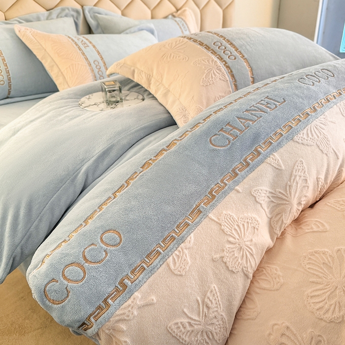 91家纺网 家纺一手货源 找家纺 宅家居 2024新款雕花拼接刺绣全消光A类高克重牛奶绒四件套-蝶之舞系列 蝶之舞-淡蓝