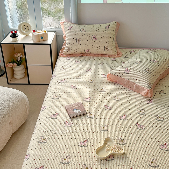 91家纺网 家纺一手货源 找家纺 源舜 2025新款云感皱皱纱法式床盖三件套 木马点点