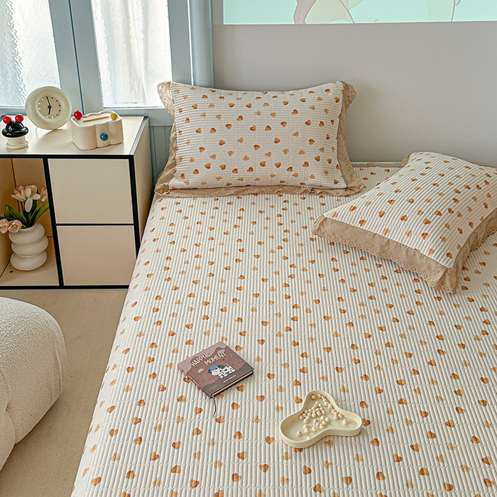 91家纺网 家纺一手货源 找家纺 源舜 2025新款云感皱皱纱法式床盖三件套 梦幻爱心