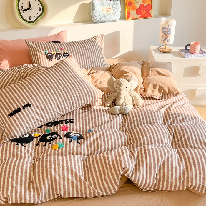 91家纺网 家纺一手货源 找家纺 千朵 2024新款全棉磨毛绣花毛巾绣四件套 咖条小煤球