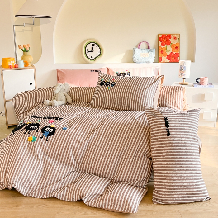 91家纺网 家纺一手货源 找家纺 千朵 2024新款全棉磨毛绣花毛巾绣四件套 咖条小煤球