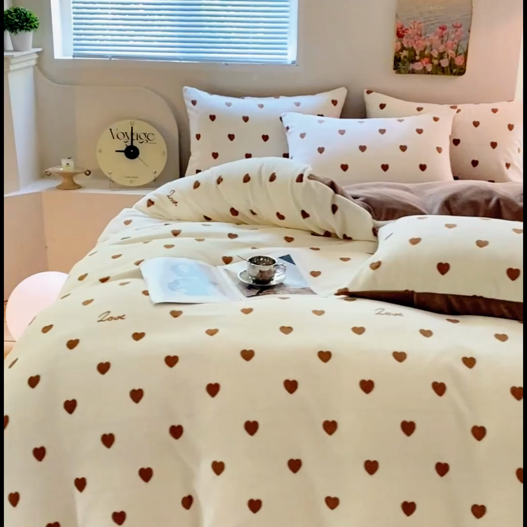 91家纺网 家纺一手货源 找家纺 斯卡诺家纺 2025新款小清新双面牛奶绒印花四件套 爱心咖