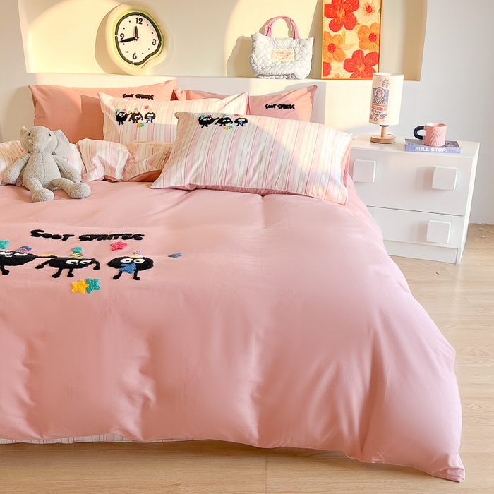 91家纺网 家纺一手货源 找家纺 千朵 2024新款全棉磨毛绣花毛巾绣四件套 粉色小煤球