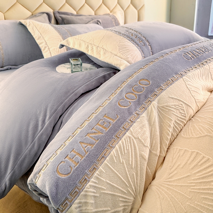 91家纺网 家纺一手货源 找家纺 宅家居 2024新款雕花拼接刺绣全消光A类高克重牛奶绒四件套-舞秋系列 舞秋-浅紫