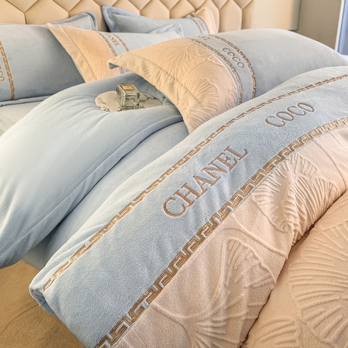 91家纺网 家纺一手货源 找家纺 宅家居 2024新款雕花拼接刺绣全消光A类高克重牛奶绒四件套-舞秋系列 舞秋-淡蓝