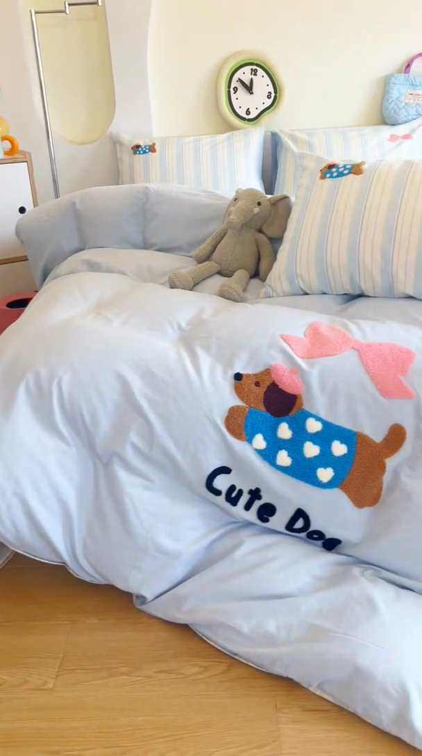 91家纺网 家纺一手货源 找家纺 千朵 2024新款全棉磨毛绣花毛巾绣四件套 蝴蝶结狗