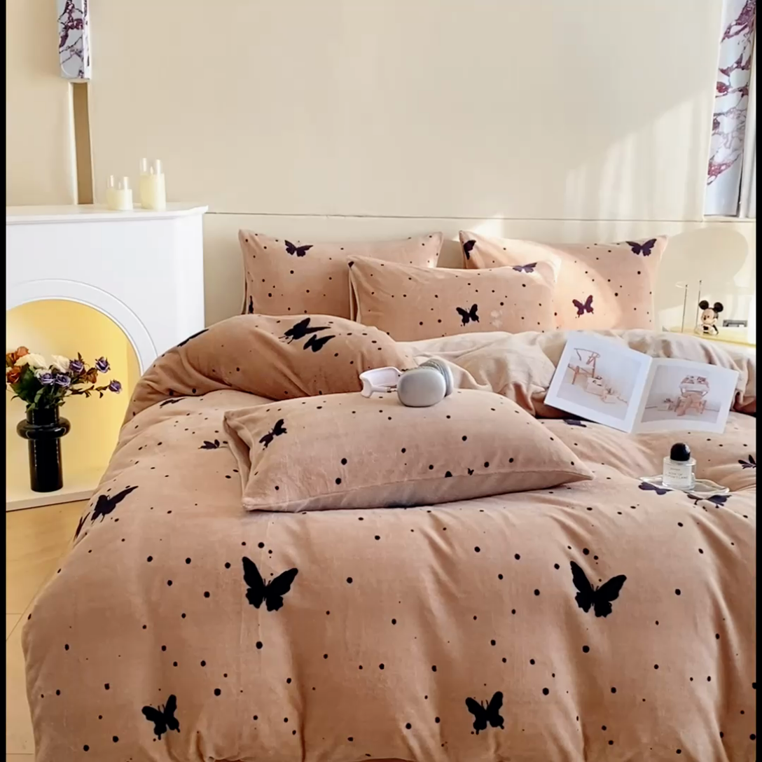 91家纺网 家纺一手货源 找家纺 斯卡诺家纺 2025新款小清新双面牛奶绒印花四件套 黑蝴蝶