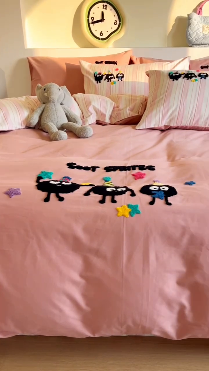 91家纺网 家纺一手货源 找家纺 千朵 2024新款全棉磨毛绣花毛巾绣四件套 粉色小煤球