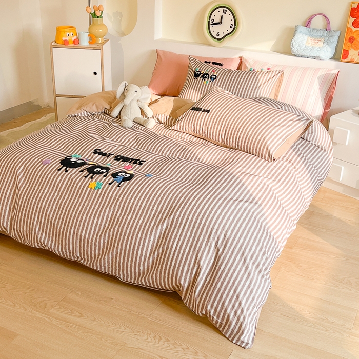 91家纺网 家纺一手货源 找家纺 千朵 2024新款全棉磨毛绣花毛巾绣四件套 咖条小煤球