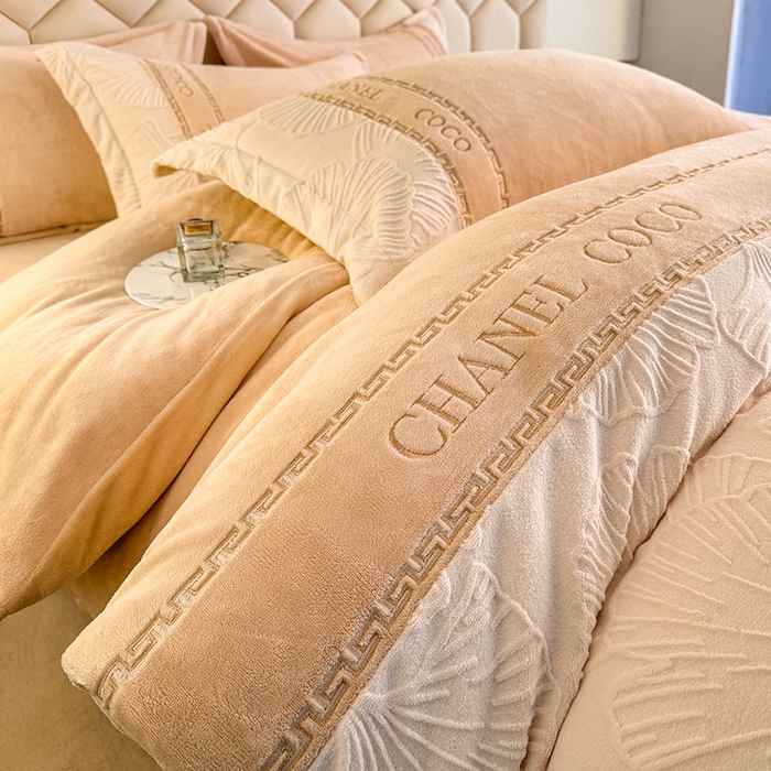 91家纺网 家纺一手货源 找家纺 宅家居 2024新款雕花拼接刺绣全消光A类高克重牛奶绒四件套-舞秋系列 舞秋-香槟