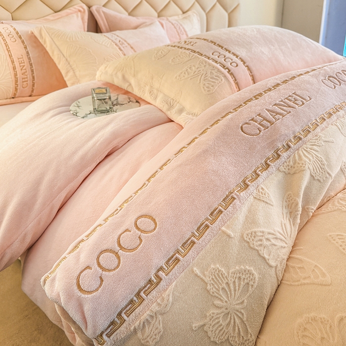 91家纺网 家纺一手货源 找家纺 宅家居 2024新款雕花拼接刺绣全消光A类高克重牛奶绒四件套-蝶之舞系列 蝶之舞-粉玉