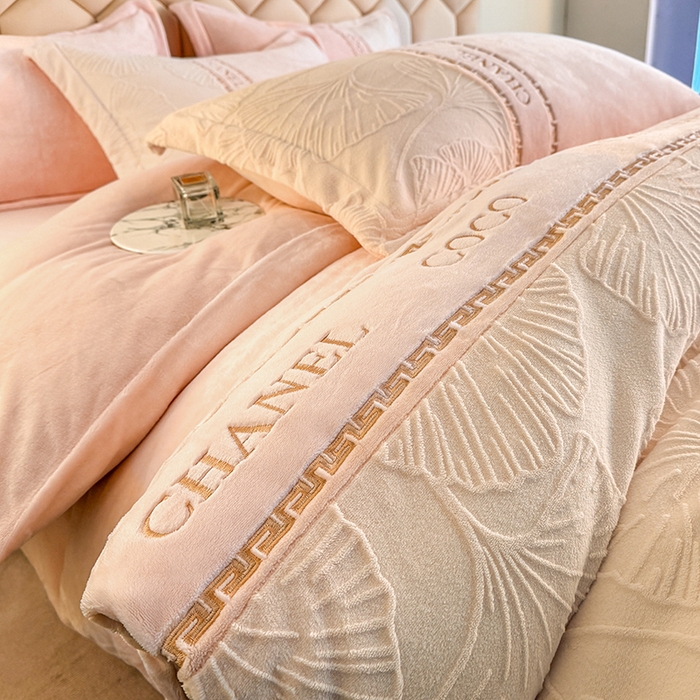 91家纺网 家纺一手货源 找家纺 宅家居 2024新款雕花拼接刺绣全消光A类高克重牛奶绒四件套-舞秋系列 舞秋-粉玉